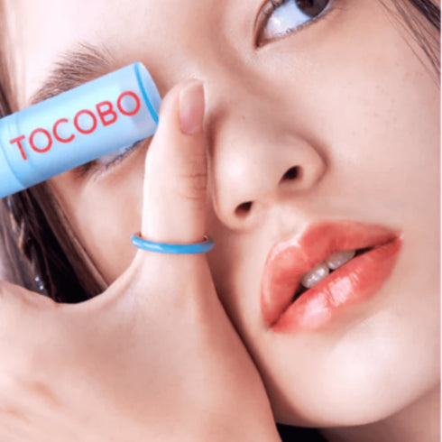 Skin Balsamul de buze Tocobo Glass Tinted Lip Balm în nuanța Tangerine Red, ideal pentru a-ți hidrata și colora buzele într-un mod natural și strălucitor. Acest ruj oferă o hidratare intensă, lăsând buzele catifelate și moi. Formula sa unică asigură o aplicare uniformă și o culoare de durată, fiind ideal pentru buze sănătoase și hidratate. Tocobo Glass Tinted Lip Balm este alegerea perfectă pentru un ruj care combină hidratarea și frumusețea. Adaugă acest ruj în rutina ta zilnică pentru buze mereu hidratate